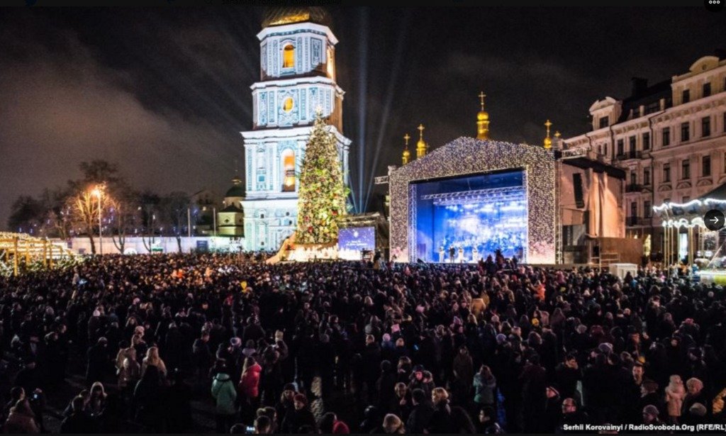 Головна ялинка України: красуня засяяла вогнями на Софійській площі (фото, відео)