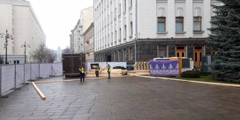 Мітингуйте на ковзанах: під Офісом президента будують ковзанку - today.ua