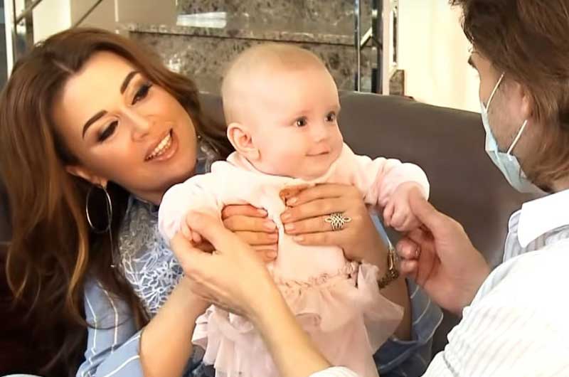 Плакав увесь зал: Чоловік Анастасії Заворотнюк виніс однорічну доньку Мілу на лід - today.ua