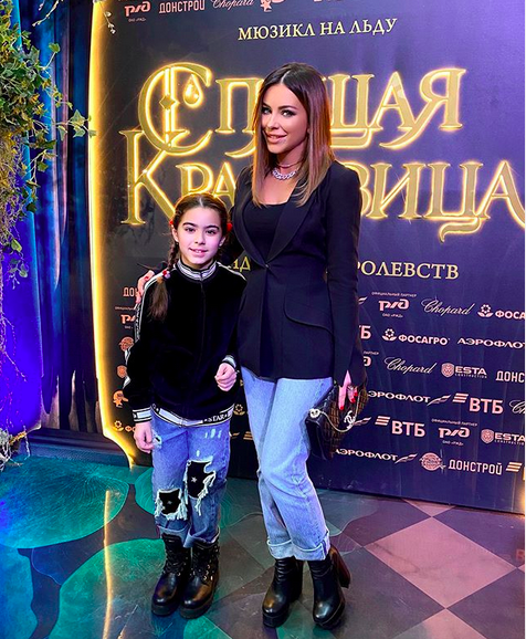 Ані Лорак з донькою відвідали льодове шоу в Москві