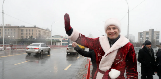 Кличко на квадроцикле в костюме Деда Мороза открыл Шулявский мост - today.ua