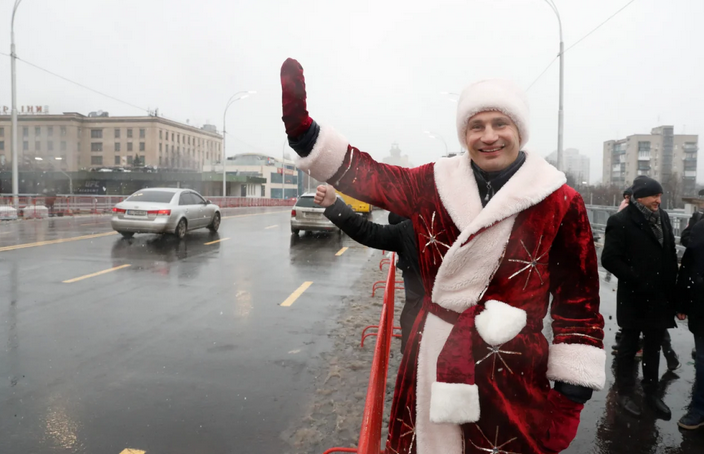 Кличко на квадроцикле в костюме Деда Мороза открыл Шулявский мост - today.ua