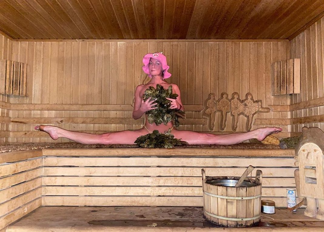 Новогодний шпагат: Анастасия Волочкова взбудоражила новым фото из бани - today.ua