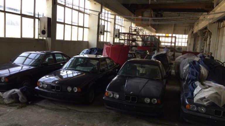 Капсула времени: В заброшенном складе нашли 11 новеньких «пятерок» BMW 1994 года - today.ua