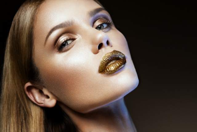 Золотистая помада и серебристые тени: названо самый модный новогодний макияж 2020  - today.ua