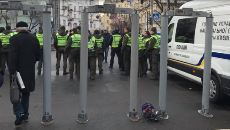 В Киеве возле Офиса президента разбили палатки и развернули плакаты с угрозами Зеленскому