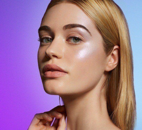 Темная помада, блестки и широкие стрелки: какие главные тренды новогоднего макияжа 2020 