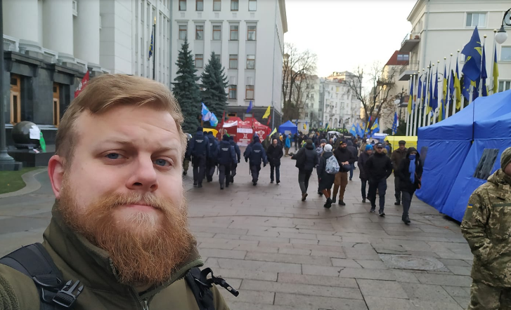 В Киеве возле Офиса президента разбили палатки и развернули плакаты с угрозами Зеленскому
