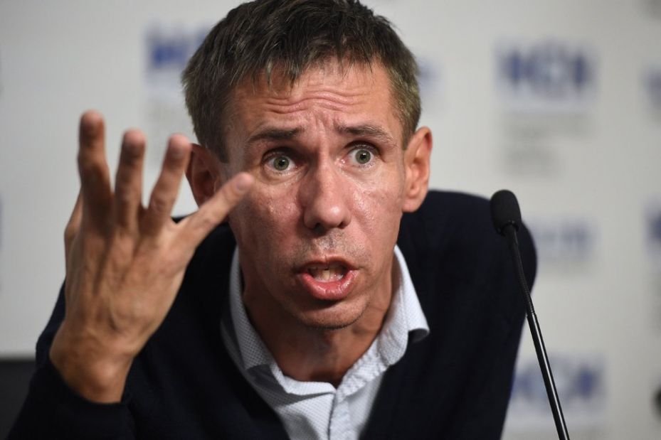 "Скот..а, бл..ь!": Панин в самолете напал на свою девушку