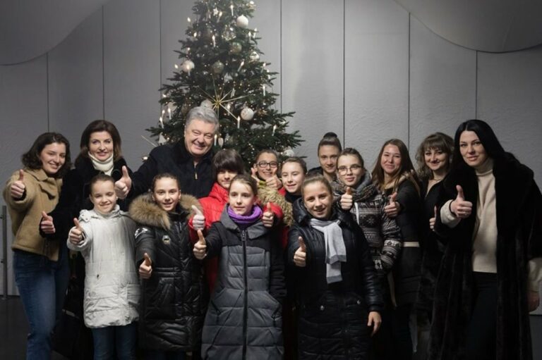 Порошенко з дружиною відкрили унікальну новорічну ялинку і каток - today.ua