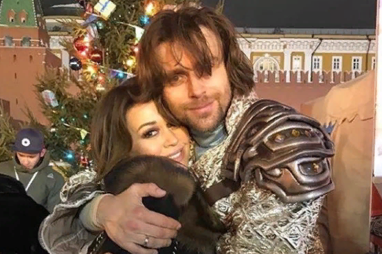 Обещают миллионы: муж Анастасии Заворотнюк превратился в ломовую лошадь Обещают миллионы: муж Анастасии Заворотнюк превратился в ломовую лошадь - today.ua