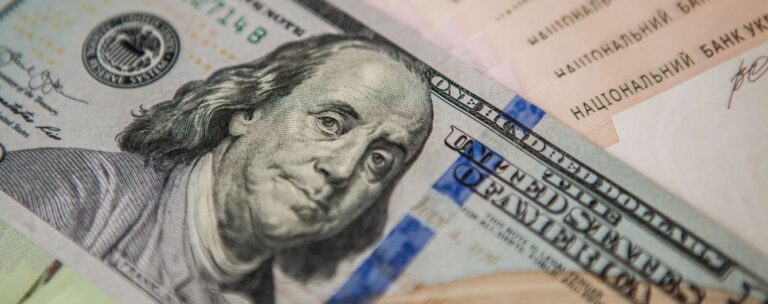Курс доллара подскочил вверх: накануне выходных валюта существенно подорожала  - today.ua