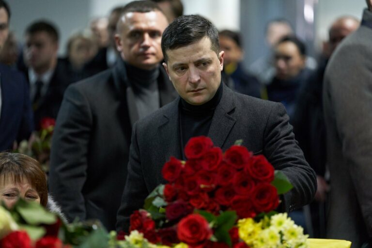 “Загиблих на Донбасі Зеленський не помічає“: журналісти обурились тим, як влада зустрічала жертв авіакатастрофи в Ірані - today.ua