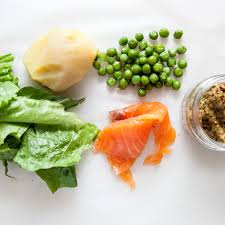 Обід за 20 хвилин: рецепт ситного та оригінального салату з рибою й анчоусами - today.ua