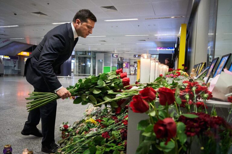 “Вигнали людей, щоб Зеленський красиво поклав квіти“: у “Борисполі“ президент вшанував пам'ять загиблих в Ірані - today.ua