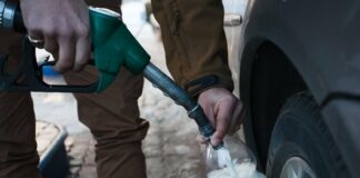 Українським АЗС дозволили заливати бензин у пластикові каністри - today.ua