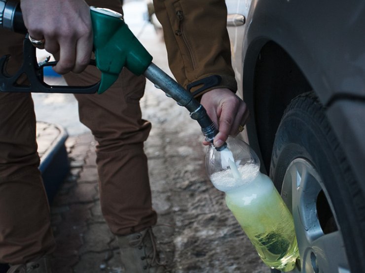 Украинским АЗС разрешили заливать бензин в пластиковые канистры - today.ua