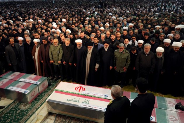 Скорботна хода і обіцяння помсти: з'явились фото з похорон Сулеймані в Ірані