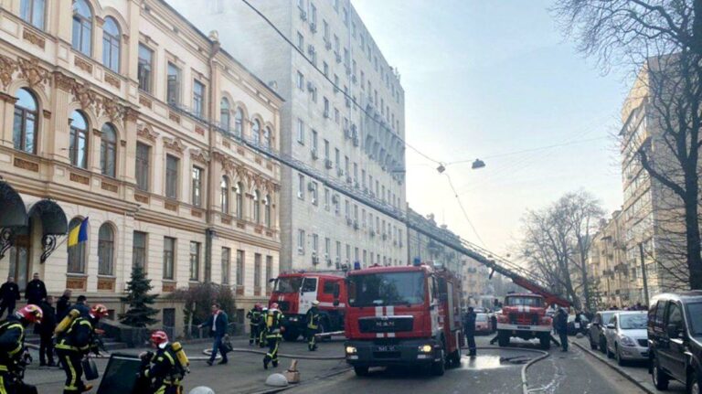 В Киеве горит здание Министерства культуры: опубликовано видео - today.ua