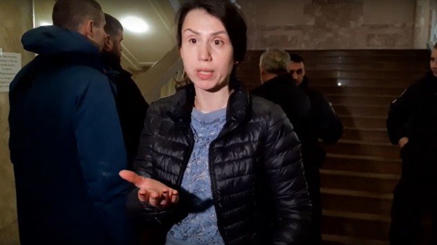 “Специально скрутили ногу“: Чорновол попала в стычку с охраной в ГБР - today.ua