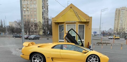 У Києві помітили рідкісний суперкар Lamborghini на “євробляхах“ - today.ua