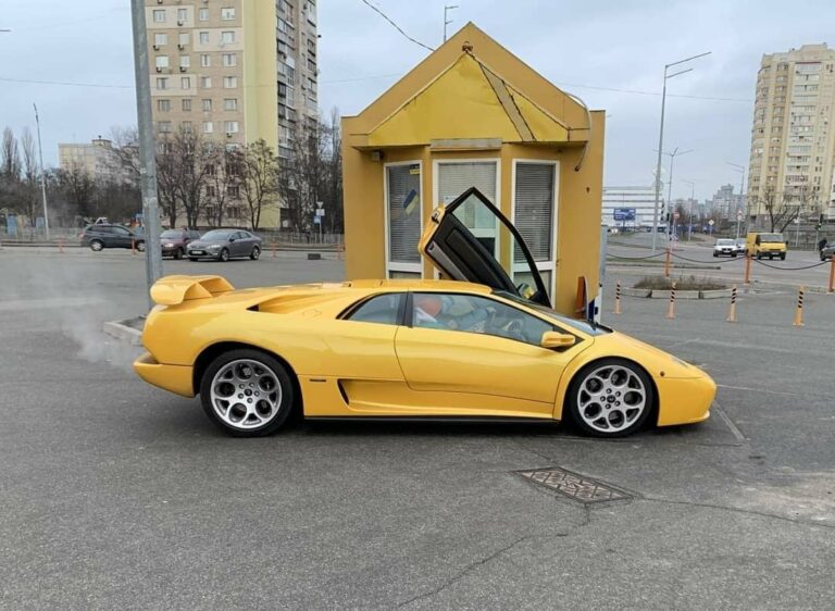 В Киеве заметили редкий суперкар Lamborghini на “еврономерах“ - today.ua