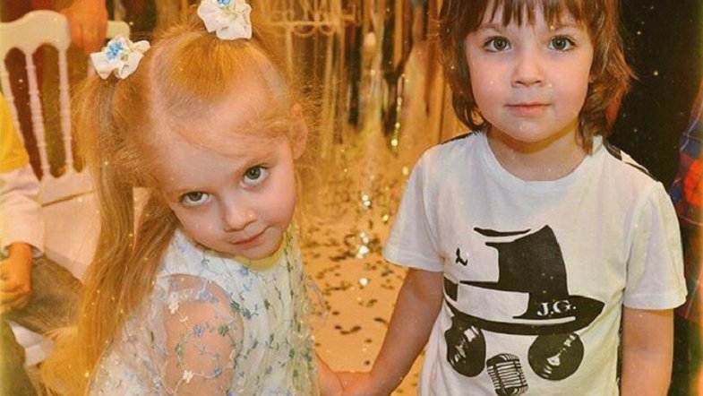 Гарри и Лиза не являются детьми Пугачевой: Примадонну обвинили в чудовищном обмане