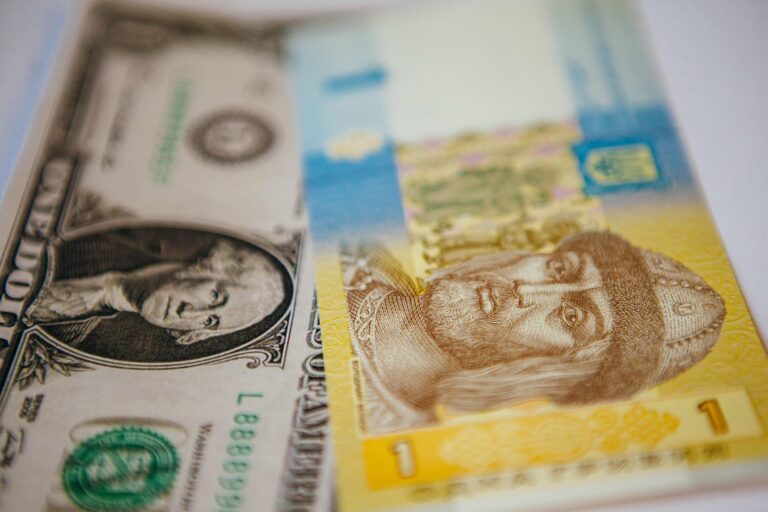 Обвал гривні на міжбанку: курс долара упевнено йде вгору - today.ua