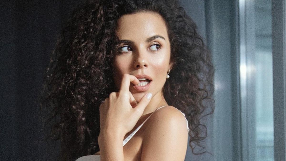 Платье уже не скрывает: поклонники заподозрили Настю Каменских в беременности - today.ua