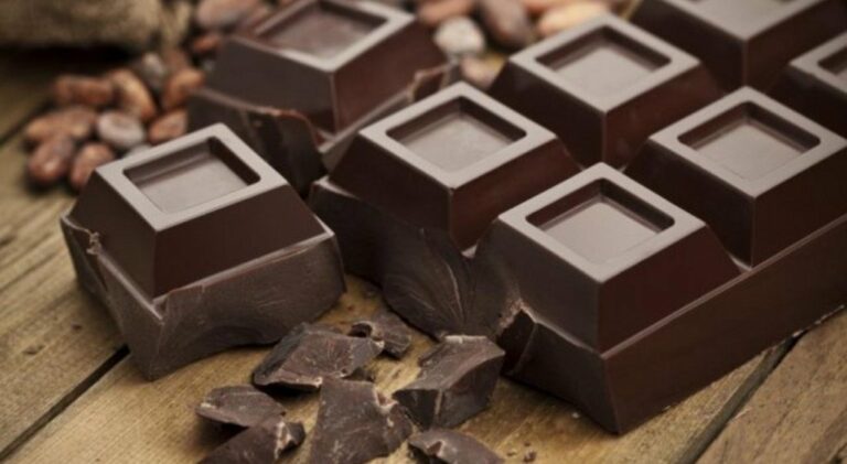 Вчені довели користь шоколаду: ласощі допоможуть при підвищеному тиску - today.ua