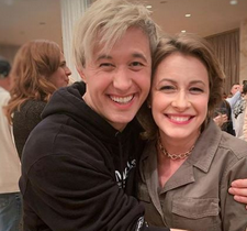 Сладкая парочка: Елену Кравец заметили в объятиях женатого певца - today.ua