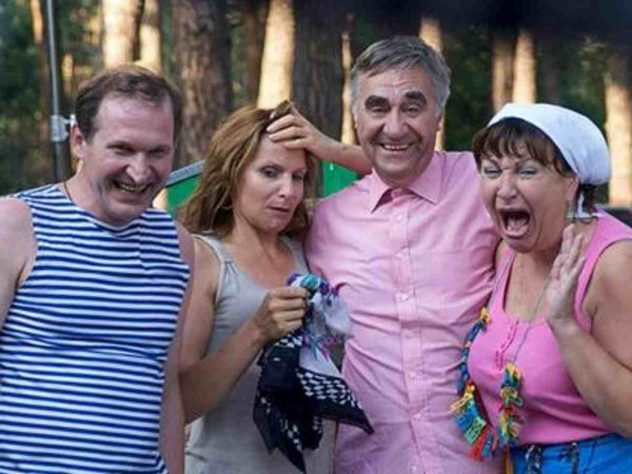 “Подкармливали продуктами“: супруги из Беларуси рассказали, как в их доме снимали сериал “Сваты“