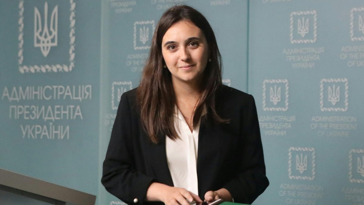 Пресс-секретарь Зеленского Мендель показала свою фигуру в платье с глубоким вырезом - today.ua