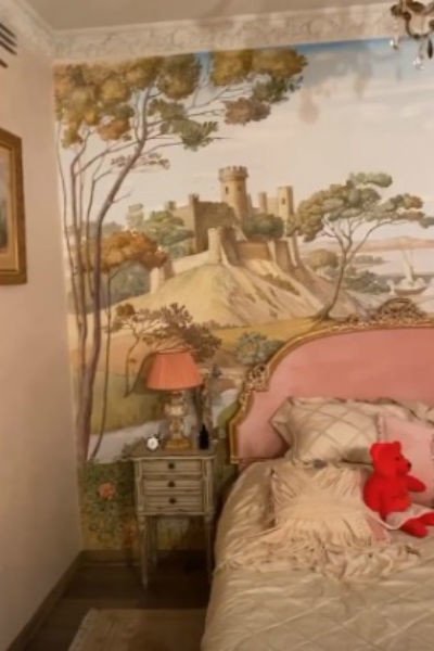 Детские носочки и засохшие цветы: что хранится в квартире умершей Жанны Фриске