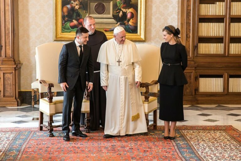 “Підкорила Ватикан“: Олена Зеленська завітала до Папи Римського в особливому вбранні (фото) - today.ua