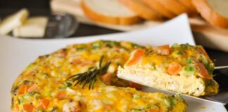 Омлет с курицей и овощами: простой рецепт питательного завтрака для любимого мужчины - today.ua