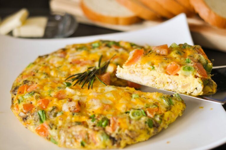 Омлет з куркою і овочами: простий рецепт поживного сніданку для коханого чоловіка - today.ua