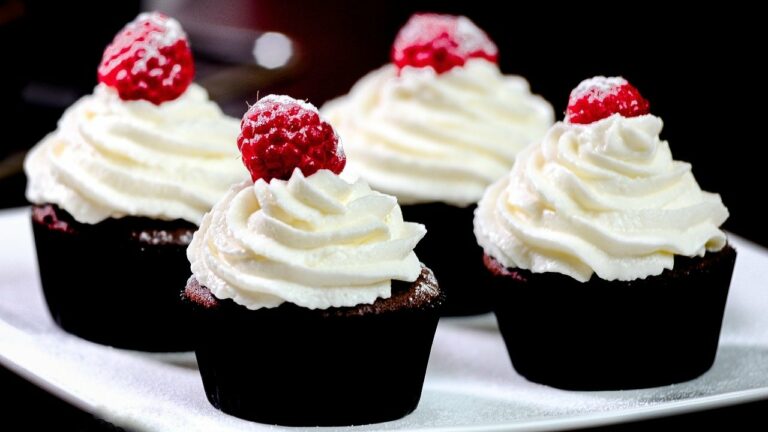 Десерты на 14 февраля на скорую руку: ТОП-3 рецепта кексов ко Дню Святого Валентина - today.ua