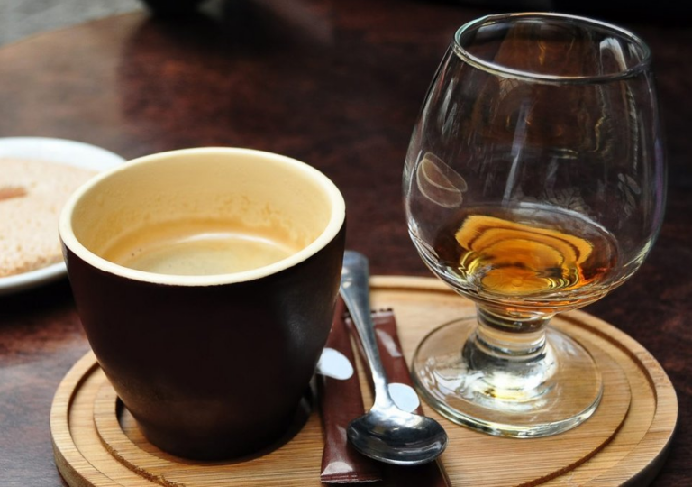 Що станеться з організмом, якщо пити каву з алкоголем: 3 варіанти розвитку подій - today.ua