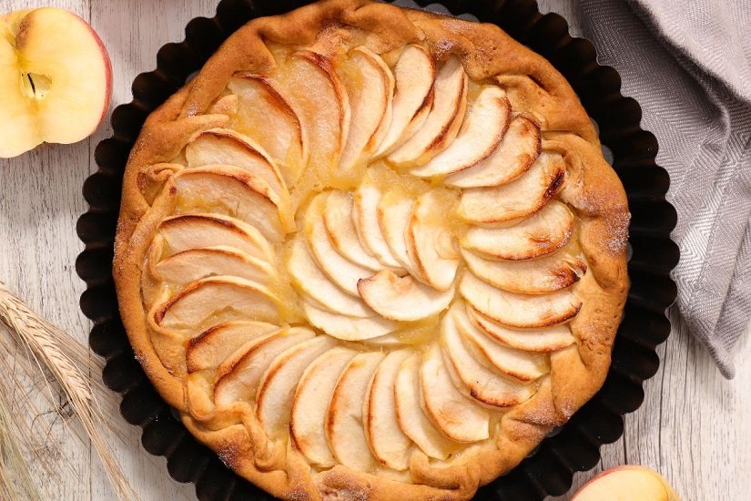 Шарлотка зі смаком дитинства: рецепт дуже смачного яблучного пирога без соди