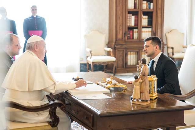 Зеленский вручил Папе Римскому необычный сувенир: что рассмешило понтифика   