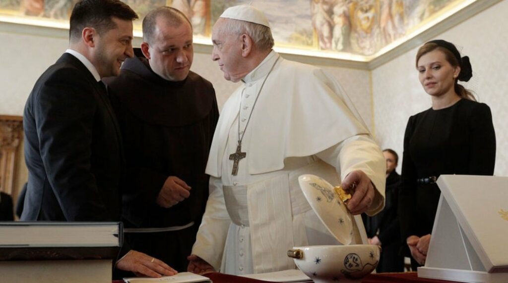Зеленский вручил Папе Римскому необычный сувенир: что рассмешило понтифика   