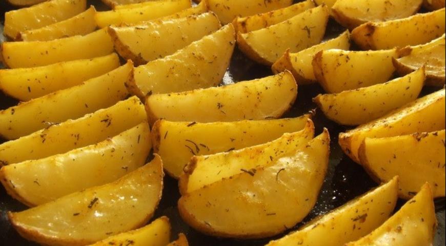 Картофель по-деревенски за 20 минут: самый простой рецепт вкусной закуски