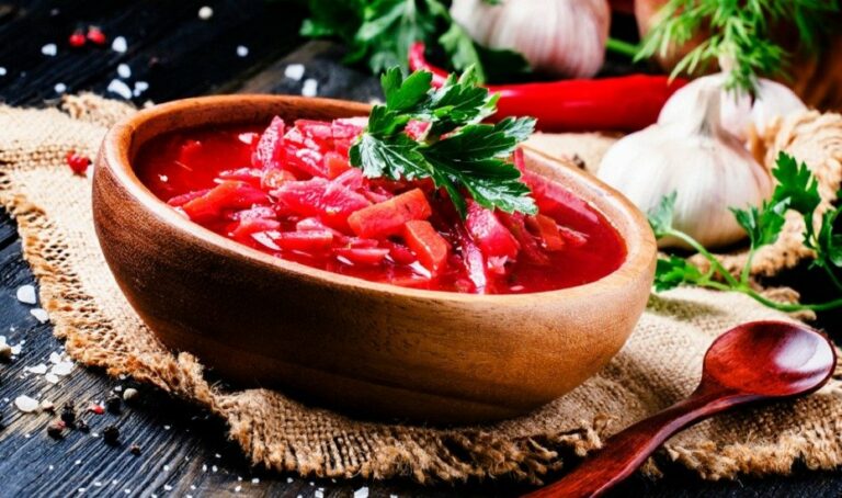 Червоний борщ з секретним інгредієнтом: відомий рецепт від шеф-кухаря  - today.ua