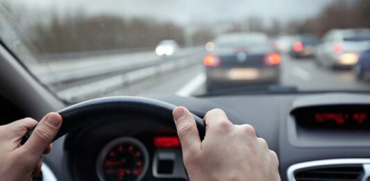 Як змусити водія автомобіля, що їде позаду, збільшити дистанцію - today.ua