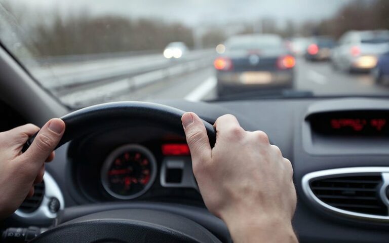 Как заставить водителя автомобиля, едущего сзади, увеличить дистанцию - today.ua