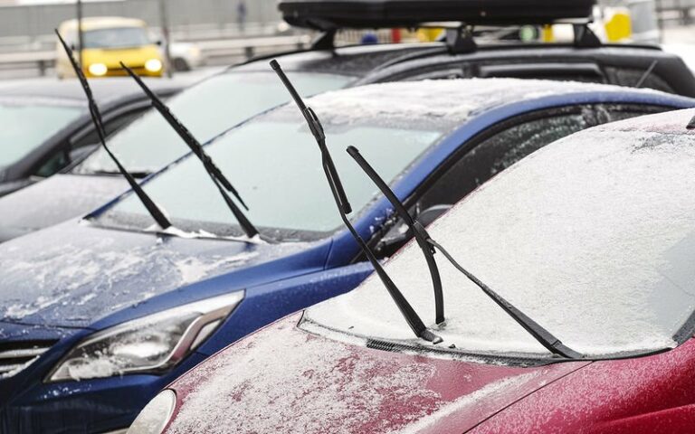 Чому взимку не можна піднімати “двірники“ на автомобілі - today.ua