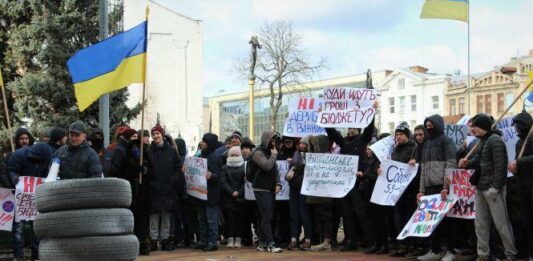 Вінничани принесли шини під Вінницьку міську раду - today.ua