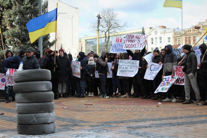 Вінничани принесли шини під Вінницьку міську раду - today.ua