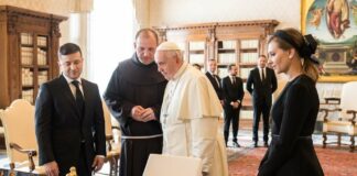 Зеленский вручил Папе Римскому необычный сувенир: что рассмешило понтифика    - today.ua